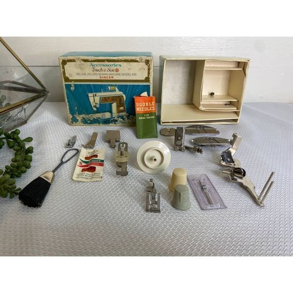 SINGER vintage sewing machine Zig Zag foot and MORE! - Picture 1 of 8